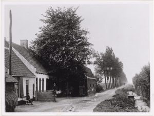 Links de voormalige raadkamer, waar het gemeentebestuur van Hoenkoop van 1852 tot 1925 vergaderde (fotonummer O0945). 