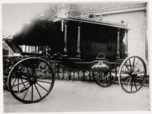 Een rouwkoets in Woerden uit de periode 1910-1920 (fotonummer W1885).