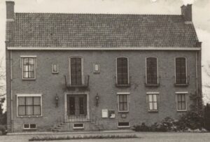 Het gemeentehuis van Kamerik uit 1955, op ansichtkaart uitgegeven door Fa. C. Janmaat.